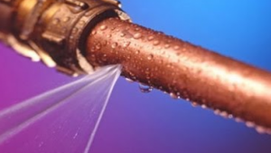 Comment réparer une fuite sur un tuyau en cuivre ?