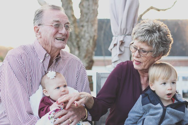 Comment l’aide à domicile facilite la vie quotidienne des seniors ?