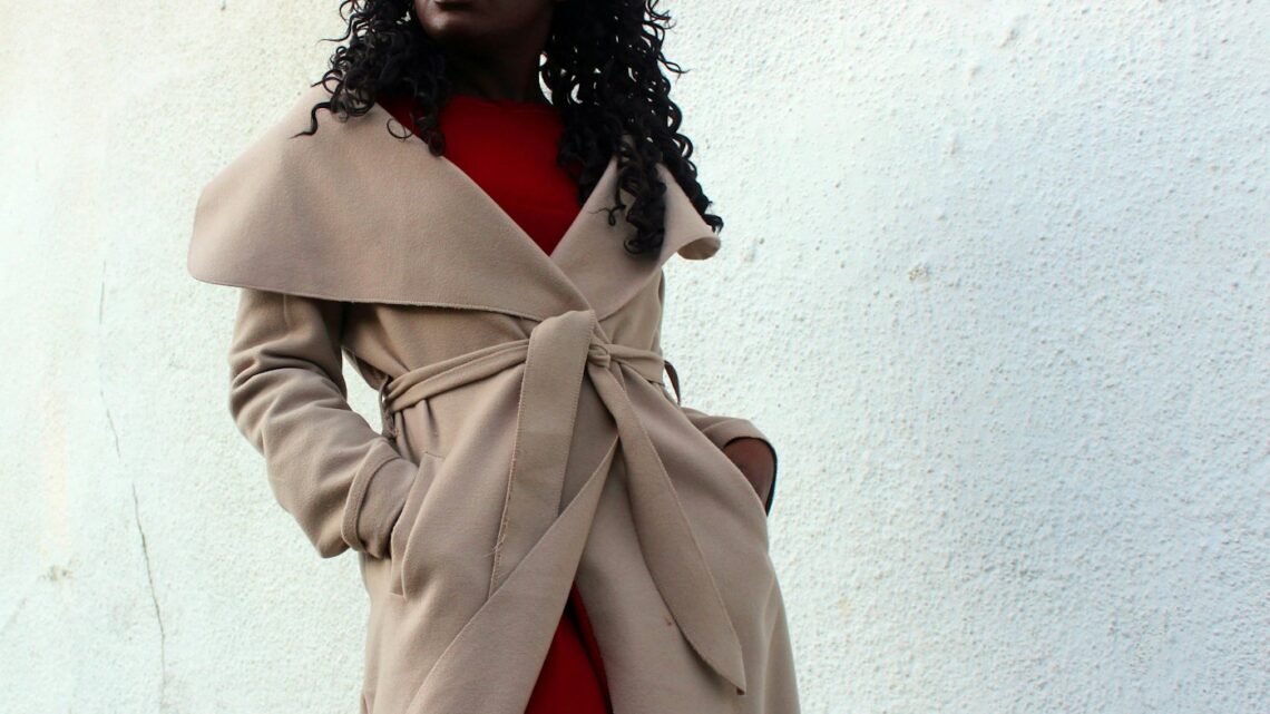 Comment bien porter un trench-coat ?