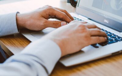 Un homme travaillant sur un ordinateur portable dans un bureau moderne.