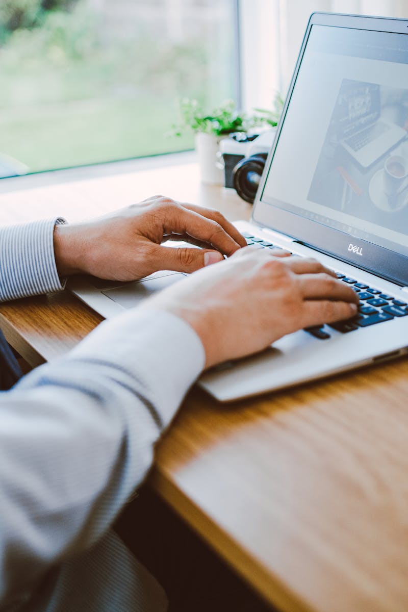 Un homme travaillant sur un ordinateur portable dans un bureau moderne.