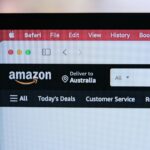 un écran d'ordinateur avec le logo Amazon dessus