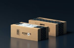 deux boîtes d'Amazon sont empilées l'une sur l'autre
