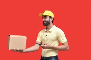 un homme portant un casque de sécurité
