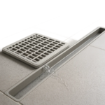 Illustration d’une grille en plastique qui retient les débris avant la canalisation. Une scène claire et moderne pour montrer son rôle ضد bouchons et mauvaises odeurs.