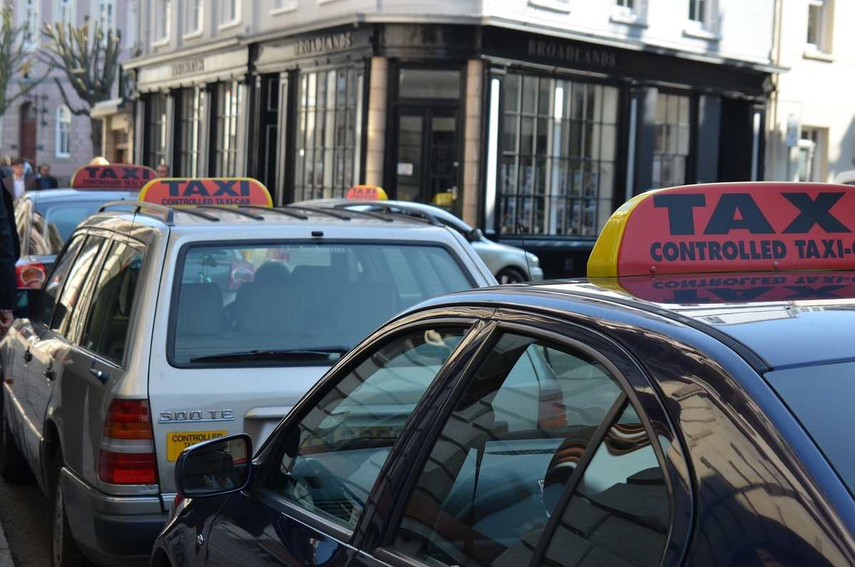 Un chauffeur de taxi au volant de son véhicule