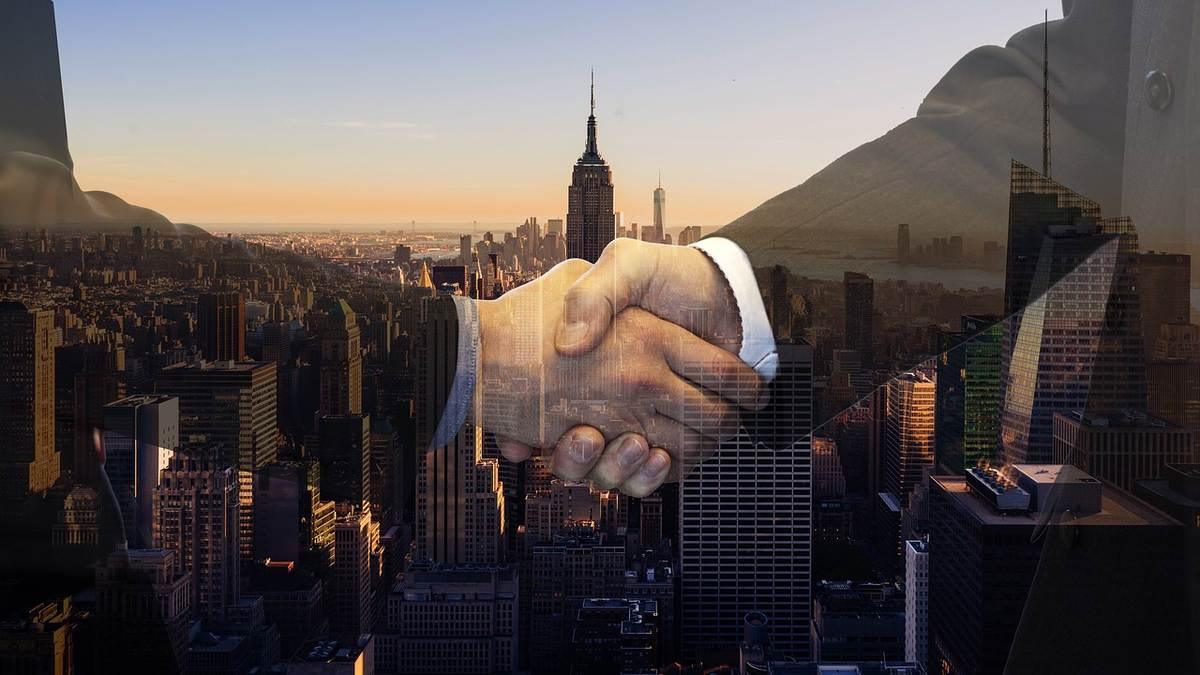 Poignée de main entre deux professionnels lors d'un accord