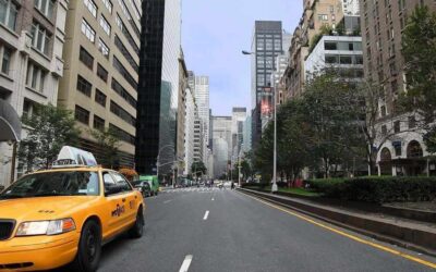 Rue de Manhattan avec taxi jaune stationné, immeubles de hauteur variée et arbres en arrière-plan