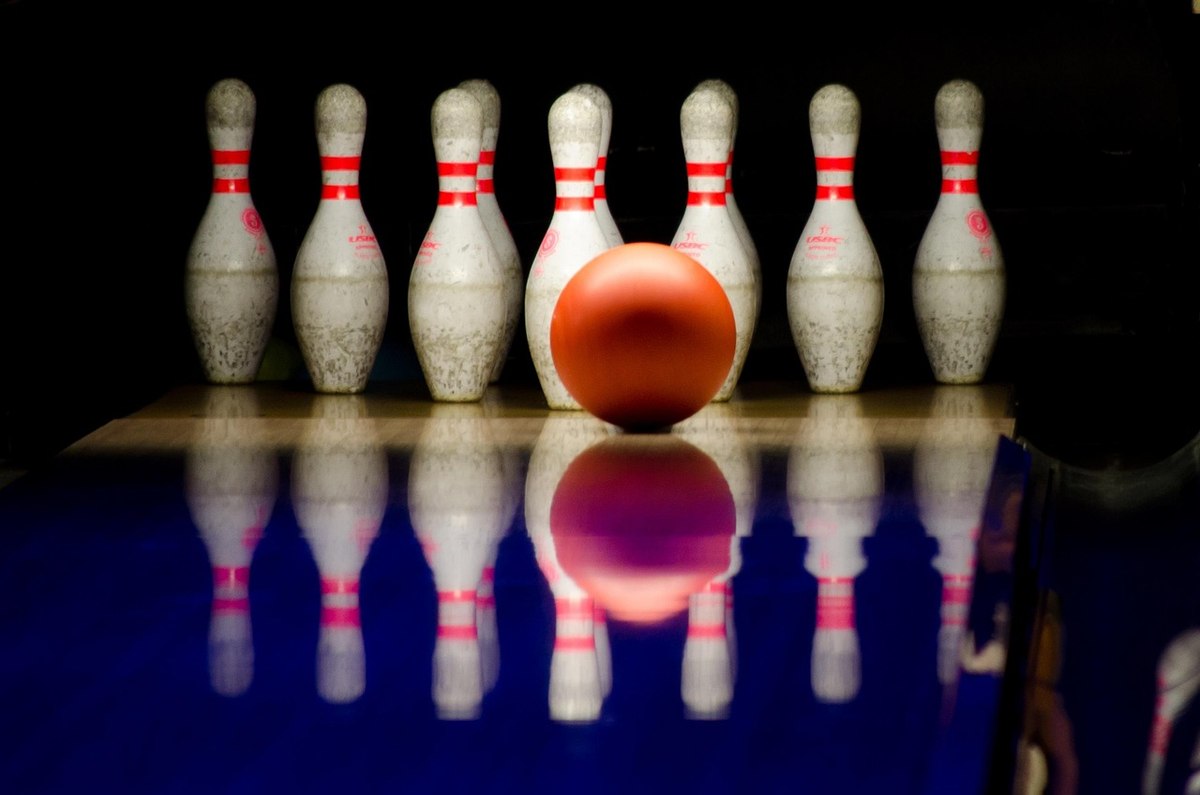 Boules de bowling et quilles sur une piste de bowling