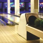 Bowling, boules, voie, quilles, salle, éclairage, couleurs, bois, plastique, métal, électronique, publicité