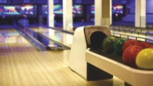 Bowling, boules, voie, quilles, salle, éclairage, couleurs, bois, plastique, métal, électronique, publicité
