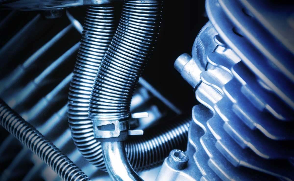 Tuyaux en acier inoxydable enroulés autour d'un moteur à pistons