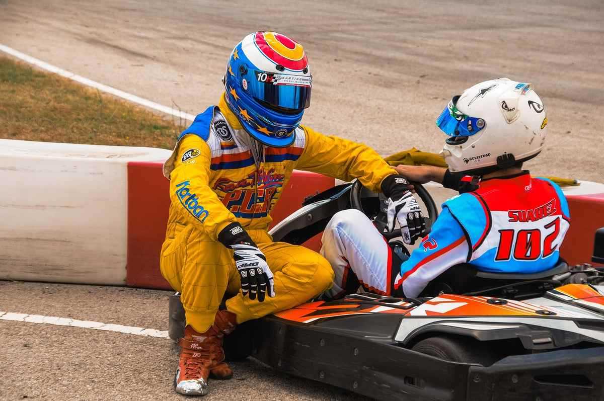 Pilotes de karting sur une piste Pilotes de karting sur une piste
