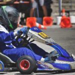 Un homme en karting sur une piste