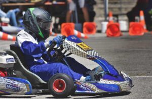 Un homme en karting sur une piste