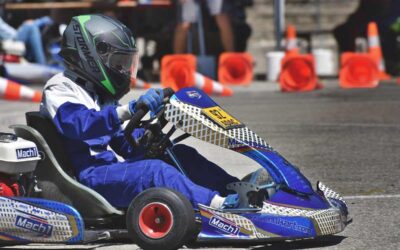 Un homme en karting sur une piste